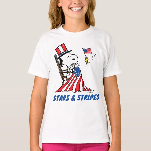 Snoopy Sewing 4th of July Flag T-Shirt (Vorderseite)