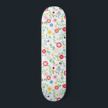 Snoopy So Sweet Blume Muster Skateboard<br><div class="desc">Schauen Sie sich dieses super niedliche Design an, das Snoopy in einem hellen, blumengeschmückten Gartenmuster präsentiert.</div>