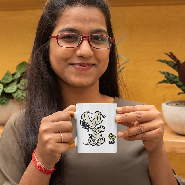 Snoopy und Holzmumies Tasse (Person holding mug)