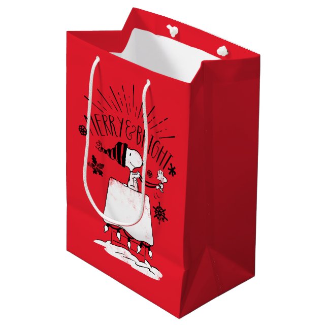 Snoopy und Woodstock - Merry & Bright Mittlere Geschenktüte (Vorderseite Schrägansicht)