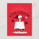 Snoopy und Woodstock - Merry & Bright Postkarte<br><div class="desc">Karo diese "Merry & Bright" Grafik mit Snoopy,  die auf seinem Hundehaus sitzt und vor dem Woodstock fliegt,  wie der Weihnachtsmann und seine Rentiere.</div>