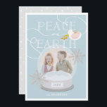 Snow Globe Foto Blue Christmas Card Einladung<br><div class="desc">Diese niedliche Weihnachtskarte "Weltfrieden" mit hellblauem Hintergrund,  Schneeglobe und weißer Taube. Auf der Rückseite ist ein hellgrauer Hintergrund mit weißen Schneemuster zu sehen. Personalisieren Sie Ihre Bedürfnisse. Mehr passende Produkte finden Sie in meinem Geschäft.</div>
