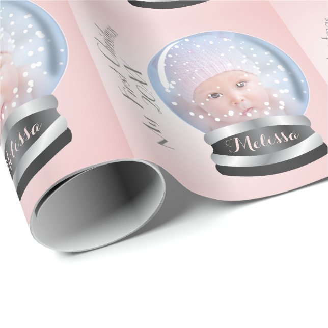 Snow Globe Pink Girl Baby's 1. Weihnachts-Foto Geschenkpapier (Rolleneckpunkt)