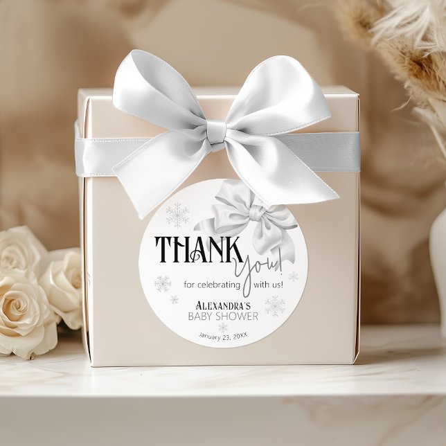 Snow In Love White Bow Baby Shower Winter Favor Runder Aufkleber (Modern black & white bow simple gender neutral winter snowflake baby shower thank you favor sticker)