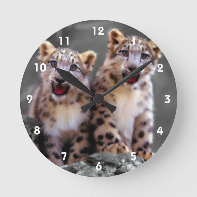 Snow Leopard Cubs Runde Wanduhr (Vorderseite)