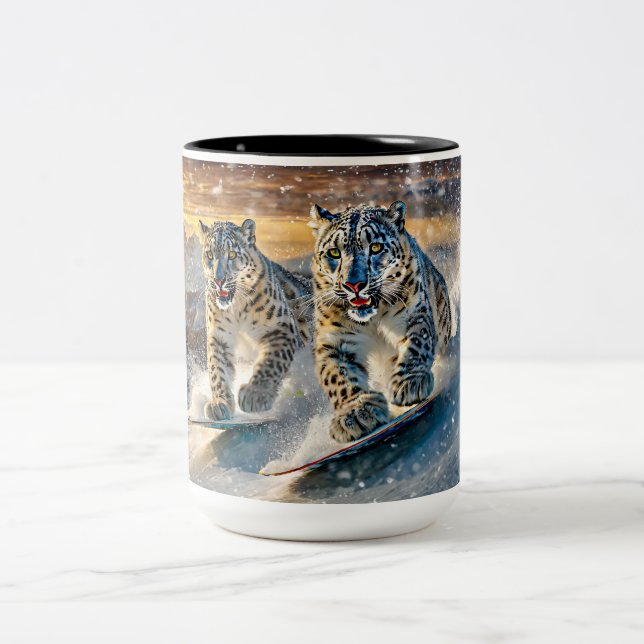 Snow Leopards Shredding Design von Rich AMeN Gill Zweifarbige Tasse (Mittel)