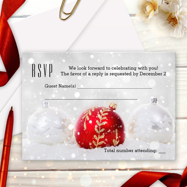 Snow Silver Weihnachtskarte RSVP Einladung (Christmas or Holiday party RSVP card featuring silver and red Christmas baubles and sparkling light )