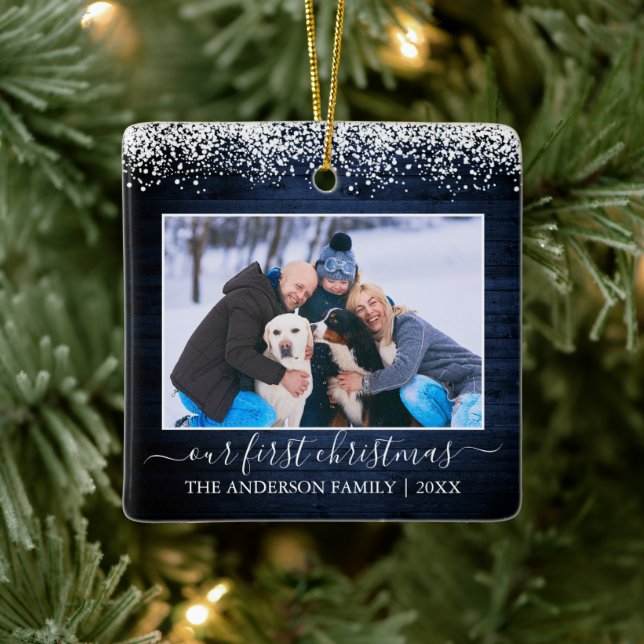 Snow Top Blue Wood Erste Weihnachtsfamilie Foto Keramikornament (Baum)