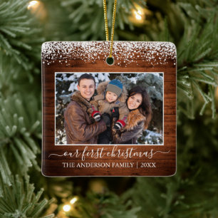 Snow Top Wood Unser erstes WeihnachtsfamilienFoto Keramikornament