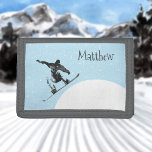 Snowboard Snow Sports Personalisiert Tri-fold Geldbeutel<br><div class="desc">Dieses Design kann in dem Bereich personalisiert werden, der durch das Ändern des Fotos und/oder Textes zur Verfügung gestellt wird. Oder Sie können es anpassen, indem Sie den Mausklick auswählen, um weitere Optionen anzupassen, um die Farbe des Hintergrunds zu löschen oder zu ändern, Text hinzuzufügen, die Textfarbe oder den Stil...</div>