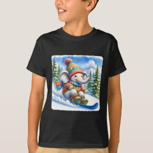 Snowboarden Elefant auf dem Snowy Hill mit Kiefern T-Shirt
