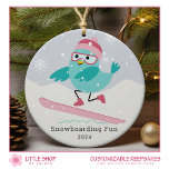 Snowboarden Girl Winter Sports Foto Keramik Ornament<br><div class="desc">Fügen Sie Ihrem Weihnachtsbaum eine Touch Winterspass hinzu mit diesem personalisierten Ornament für Snowboardfans, das eine charmante Illustration eines Blauvogels zeigt, der mit einem gemütlichen Hut, Stiefeln und einer Brille inmitten fallender Schneeflocken auf die Pisten trifft. Die weiche Aqua, Blau und Rosa Farbpalette verleiht dem Ganzen eine winterliche Touch. Passen...</div>