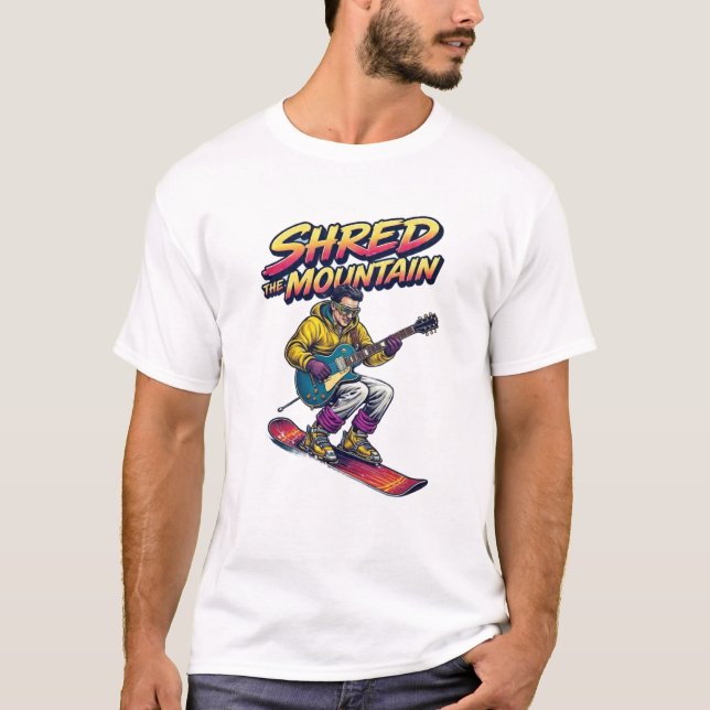 Snowboarder, der den Berg fräst T-Shirt (Vorderseite)