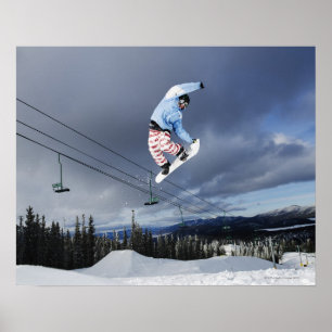 Snowboarder springen in der Luft und machen eine H Poster