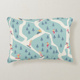 Snowboarder und Skifahrer fahren im Skigebiet. Pe Dekokissen