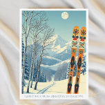 Snowbowl Arizona Flagstaff Skigebiet Postcard Postkarte<br><div class="desc">Hallo aus den schneebedeckten Bergen von Snowbowl Arizona Flagstaff! Wir hoffen,  dass Sie einen wunderschönen Skiurlaub haben. Diese Postkarte zeigt eine wunderschöne,  blau-graue Berglandschaft mit Retro-Skischulen in orangefarbenem Stammesmuster. Alle Textsätze können an Ihren Anzug angepasst werden!</div>