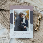 Snowdrift | Colorblock Vertikales Foto Hanukkah Feiertagskarte<br><div class="desc">Eine moderne und elegante Urlaubskarte in sanften Farbtönen mit Ihrem bevorzugten vertikalen oder porträtorientierten Foto auf einem farbenprächtigen,  rosa,  grauen und weißen Hintergrund. "Joyous Hanukkah" erscheint unterhalb in schöner handgeschriebener Schrift,  unter dem Ihr Familienname steht.</div>