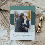 Snowdrift | Colorblock Vertikales Foto Hanukkah Feiertagskarte<br><div class="desc">Eine moderne und elegante Ferienkarte in sanften Farben mit Ihrem bevorzugten senkrechten oder porträtorientierten Foto auf einem farbenprächtigen Schneefräßhintergrund in Fichten- und Jägergrün. "Joyous Hanukkah" erscheint unterhalb in schöner handgeschriebener Schrift,  unter dem Ihr Familienname steht.</div>