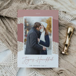 Snowdrift | Colorblock Vertikales Foto Hanukkah Feiertagskarte<br><div class="desc">Eine moderne und elegante Ferienkarte in sanften Farbtönen mit Ihrem bevorzugten vertikalen oder porträtorientierten Foto auf einem farbenprächtigen Schneefall in Wüste inspirierten Rose- und Bräunungstönen. "Joyous Hanukkah" erscheint unterhalb in schöner handgeschriebener Schrift,  unter dem Ihr Familienname steht.</div>