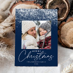Snowdrift Frohe Weihnachts Navy Blue Foto Feiertagskarte<br><div class="desc">Einzigartige und moderne Urlaubskarte mit weißen, fallenden Schneeflocken an der Spitze des Designs mit festlichem Marinehintergrund. Ihr quadratisches Foto wird in der Mitte des Designs mit dem Feiertagsgruß "Frohe Weihnachten" in einem angesagten, weißen Kalligraphieskript dargestellt. Personalisieren Sie die Vorderseite der Schneeflockkarte, indem Sie Ihren Namen und das Jahr hinzufügen. Die...</div>