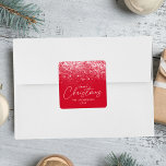 Snowdrift Rotes Weihnachten Quadratischer Aufkleber<br><div class="desc">Moderne Weihnachtsaufkleber mit weißen Schneeflocken an der Spitze des Designs mit rotem Hintergrund. "Frohe Weihnachten" wird in einem angesagten weißen Kalligrafieschrift mit Ihrem Familiennamen und dem unten abgebildeten Jahr in weißer Schrift dargestellt. Nutzen Sie die festlichen Weihnachtsaufkleber zum Siegel von Weihnachtsgeschenken,  Gefälligkeitstaschen und Urlaubshüllkurven.</div>