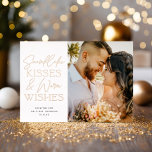 Snowflake Kisses Neuvermählte Weihnachten Drei Fot Folien Feiertagskarte<br><div class="desc">Diese elegante Hochzeitsankündigung verfügt über ein Foto und einen Gruß in Hochfolie an der Vorderseite. Der Gruß auf der Vorderseite sagt "Snowflake Kisses & Warm Wünsche". Die Rückseite der Karte hat zwei quadratische Fotos. Sie können auch Text auf der Rückseite hinzufügen.</div>