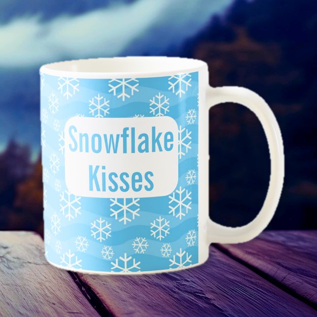 Snowflake küsst blauer Winterurlaub Tasse (Blue and White Snowflake Mug)