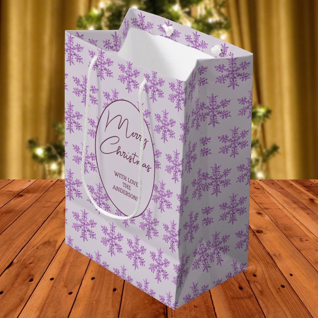 Snowflake Lila Glam Muster Weihnachtsschrift Mittlere Geschenktüte (This festive purple snowflake pattern Christmas gift bag is ready for you to personalize it )