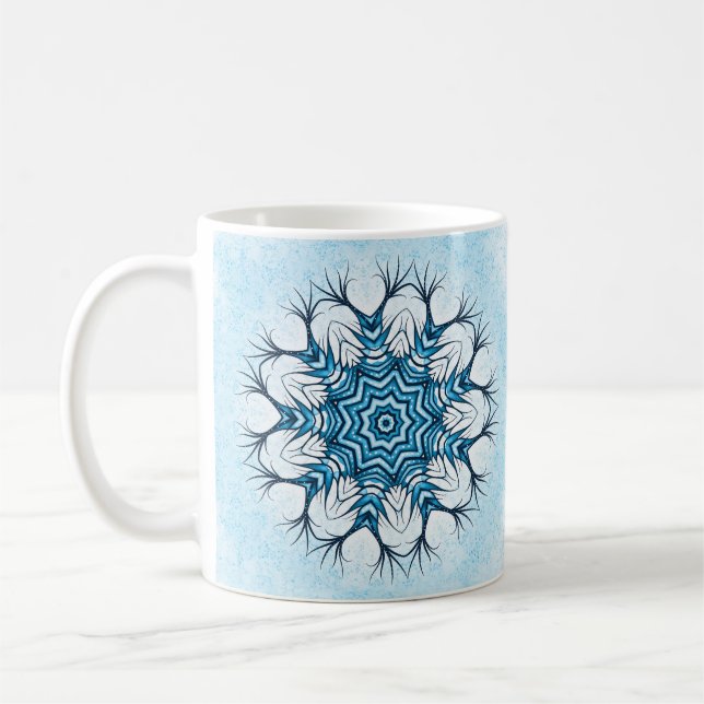 Snowflake Mandala Im blauen Winter Abstrakte Kunst Kaffeetasse (Links)