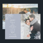 Snowflake Merry Kisses Warm wünscht 2 Foto Feiertagskarte<br><div class="desc">Feiern Sie Ihre erste Urlaubssaison als Neuvermählte mit unserer eleganten Snowflake Merry Kisses Warm wünscht 2 Foto Holiday Card Weihnachtskarte. Mit einem atemberaubenden Hochzeitsfest-Foto, das von zartem, eisblauen Schneeflocken geprägt ist, liest diese Karte "fröhliche Küsse und warme Urlaubswünsche aus den neuen Müttern und Müttern" und ist mit Ihrem verheirateten Namen...</div>