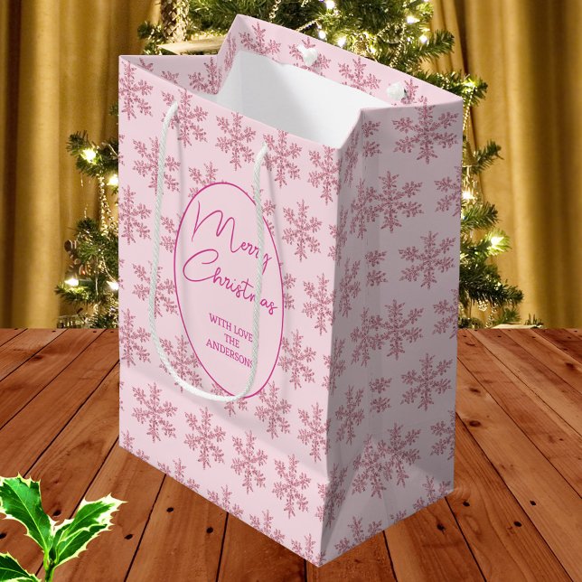 Snowflake Pink Glam Muster Weihnachtsschrift Mittlere Geschenktüte (Up your gifting game with designer gift bags in a chic pattern of pink faux glitter snowflakes)