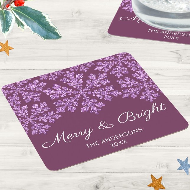 Snowflake Plum Bling Chic Elegante Festlichkeit Rechteckiger Pappuntersetzer (These festive paper coasters with faux glitter snowflakes on a dark purple background add elegance)