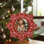 Snowflake Weihnachten Rotes Foto Ornament Karte<br><div class="desc">Weihnachtskarten-Ornamente sind endlich da; erstellen Sie einen Sake mit Foto und Text,  um Ihre Lieben zu schicken; Farbe des Schneeflockenmusters und der Hintergrund sind bearbeitbar</div>