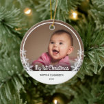 Snowflakes Baby's First Christmas Foto White Keramik Ornament<br><div class="desc">Dieser Weihnachtsschmuck mit einem Foto Baby ist gerahmt mit einem weißen Kreis und mit weißen Schneeflocken versehen. Der Text des weißen Drehbuchs lautet: Mein erstes Weihnachten. Benutzerdefinierter Text erlaubt es Ihnen,  den Namen und das Jahr des Babys zu personalisieren.</div>