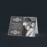 Snowflakes Chalkboard Foto Grußkarte, Grau Feiertagskarte<br><div class="desc">Moderne und trendige Snowflakes Chalkboard Foto Grußkarte mit grauem Chalkboard Look Hintergrund und eleganten Schneeflocken in Weiß. Diese schicke Karte eignet sich hervorragend,  um Urlaubsgrüße zu versenden. Passen Sie sich mit Ihrem eigenen Foto und dem personalisierten Gruß Ihrer Wahl an. Klicken Sie auf "Anpassen",  um weitere Personalisierungsoptionen zu erhalten.</div>