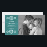 Snowflakes Chalkboard Holiday Foto Card, Aquamarin Feiertagskarte<br><div class="desc">Moderne und trendige Snowflakes Chalkboard Foto Card mit türkisfarbenem Chalkboard-Look und eleganten Schneeflocken in Weiß. Diese schicke Fotokarte eignet sich hervorragend für den Versand von Urlaubsgrüße. Passen Sie sich mit Ihrem eigenen Foto und dem personalisierten Gruß Ihrer Wahl an. Klicken Sie auf "Anpassen",  um weitere Personalisierungsoptionen zu erhalten.</div>