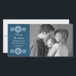 Snowflakes Chalkboard Holiday Foto Card, blau Feiertagskarte<br><div class="desc">Moderne und trendige Snowflakes Chalkboard Foto Card mit einem königsblauen Chalkboard Look Hintergrund und eleganten Schneeflocken in weiß. Diese schicke Fotokarte eignet sich hervorragend für den Versand von Urlaubsgrüße. Passen Sie sich mit Ihrem eigenen Foto und dem personalisierten Gruß Ihrer Wahl an. Klicken Sie auf "Anpassen", um weitere Personalisierungsoptionen zu...</div>