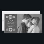 Snowflakes Chalkboard Holiday Foto Card, grau Feiertagskarte<br><div class="desc">Moderne und trendige Snowflakes Chalkboard Foto Card mit grauem Chalkboard-Look und eleganten Schneeflocken in Weiß. Diese schicke Fotokarte eignet sich hervorragend für den Versand von Urlaubsgrüße. Passen Sie sich mit Ihrem eigenen Foto und dem personalisierten Gruß Ihrer Wahl an. Klicken Sie auf "Anpassen",  um weitere Personalisierungsoptionen zu erhalten.</div>
