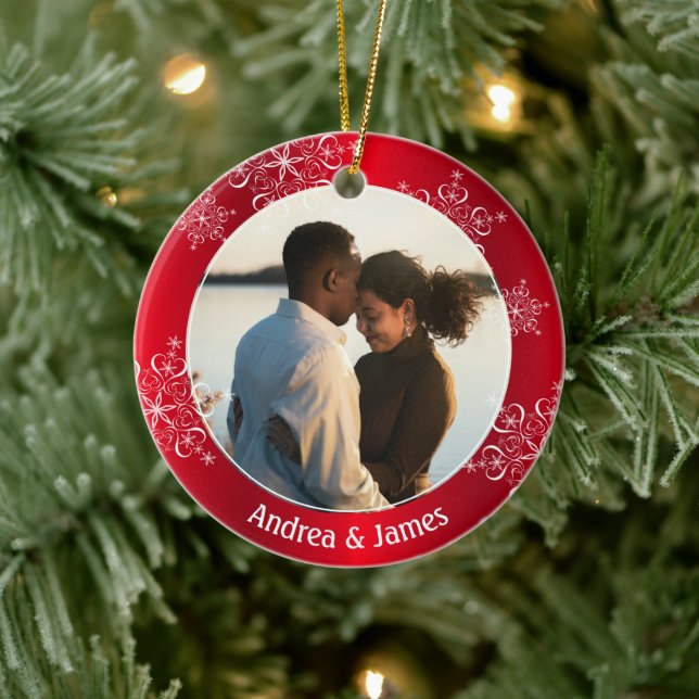 Snowflakes Erste Weihnachts-Rote Rahmen Keramik Ornament (Baum)