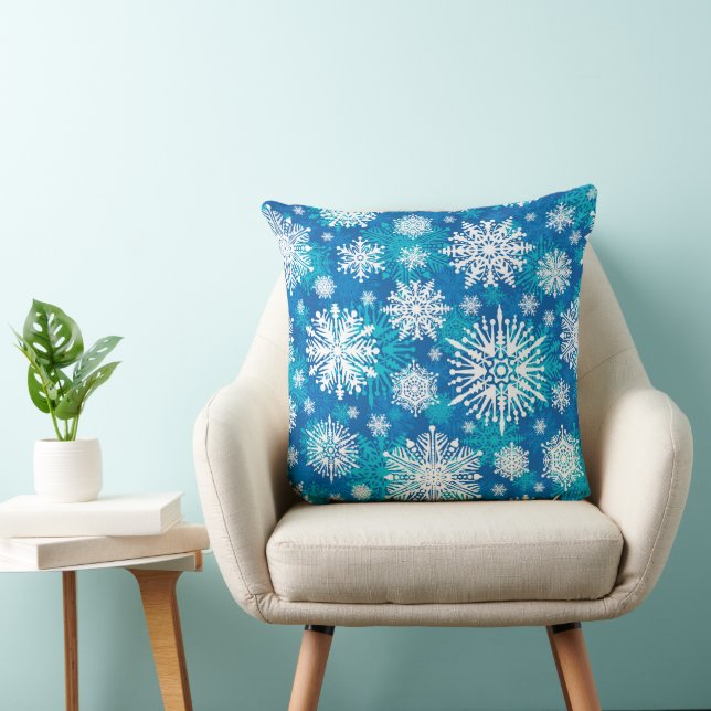 Snowflakes On Blue Throw Pillow Kissen (Stuhl )