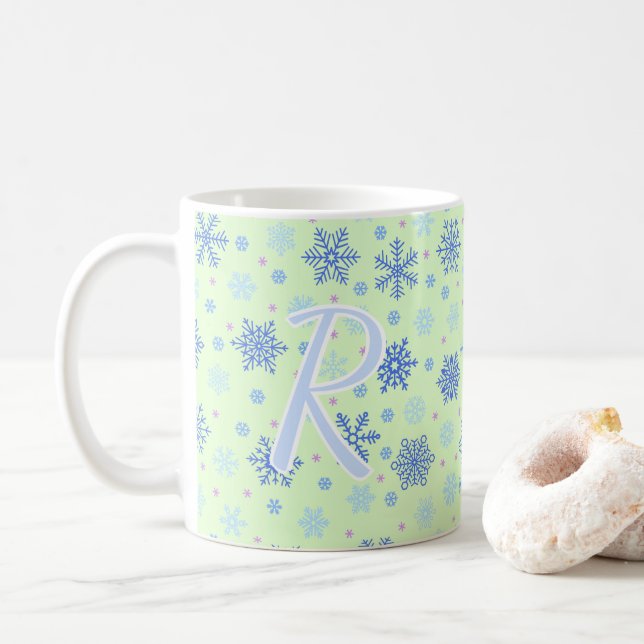Snowflakes Pastel Green Elegante Script Monogram Kaffeetasse (Mit Donut)