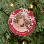 Snowflakes Red Baby's First Christmas Foto Keramik Ornament<br><div class="desc">Das erste Weihnachtsgeschmuck eines zweiseitigen Babys mit dem Foto Ihres Babys in einem roten Rahmen mit Schneeflocken. Geben Sie den Namen des Babys und das Jahr ein.</div>