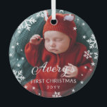 Snowflakes & Stars Kindermädchen 1. Weihnachtsfest Ornament Aus Glas<br><div class="desc">Schöne runde Glas Weihnachtsschmuck, um das erste Weihnachtsfest Ihres Babys zu feiern. Fügen Sie ein Foto Ihres Babys, Jungs oder Mädchens hinzu, und ihren Namen und das Jahr. Weiße Schneeflocken und Sterne werden auf Ihrem Foto gedruckt, um ihm ein wunderbar winterliches Gefühl zu geben. Schneeflocke und sternförmige erste Weihnachtsschmuck in...</div>