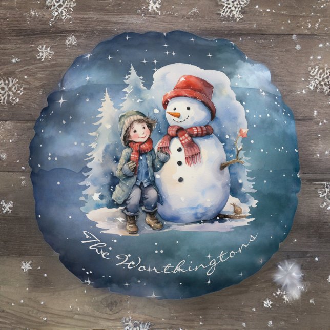 Snowman and Boy with Scarves Starry Night Monogram Rundes Kissen (Von Creator hochgeladen)