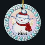 Snowman Angel Keramik Ornament<br><div class="desc">Snowman Angel Verzierung, T - Shirt und Geschenke von ArtMuvz Illustration. Matching Funny Snowmen Shirt, Bindemittel, Tasse, Ornament. Fügen Sie Ihren Namen hinzu oder fügen Sie stattdessen Text hinzu. Passen Sie dieses Schneemann-Ornament an, um es für Sie einzigartig zu machen oder als personalisiertes Geschenk zu geben</div>