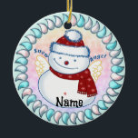 Snowman Angel Keramik Ornament<br><div class="desc">Snowman Angel Verzierung,  T - Shirt und Geschenke von ArtMuvz Illustration. Matching Funny Snowmen Shirt,  Bindemittel,  Tasse,  Ornament. Fügen Sie Ihren Namen hinzu oder fügen Sie stattdessen Text hinzu. Passen Sie dieses Schneemann-Ornament an,  um es für Sie einzigartig zu machen oder als personalisiertes Geschenk zu geben</div>