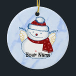 Snowman Angel Oval Keramik Ornament<br><div class="desc">Snowman Angel Oval Keramik Ornament,  T - Shirt und Geschenke von ArtMuvz Illustration. Matching Funny Snowmen Shirt,  Bindemittel,  Tasse,  Ornament. Fügen Sie Ihren Namen hinzu oder fügen Sie stattdessen Text hinzu. Passen Sie dieses Schneemann-Ornament an,  um es für Sie einzigartig zu machen oder als personalisiertes Geschenk zu geben</div>