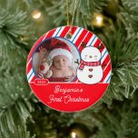 Snowman Baby's First Christmas Foto Keramik Ornament<br><div class="desc">Niedliches Foto Weihnachtsschmuck mit einem bezaubernden Rentierschneemann mit rotem Streifen Hintergrund,  fügen Sie einfach IHR FOTO! Ideal für die erste Weihnachtszeit und für die zweite Weihnachtszeit. Ein Wunderweihnachtsgeschenk,  das für viele Jahre geschätzt werden wird.</div>