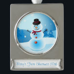 Snowman Baby's First Christmas Ornament<br><div class="desc">Das erste Weihnachtsschmuck des Snowman Babys ist ein echter Genuss, den Sie über die Jahre erleben werden. Das Design zeigt einen Schneemann mit Hügeln hinter ihm, in Farben von weiß bis blau. Im unteren Text steht: "Baby's First Christmas 2016;" Sie können diesen Text ganz einfach nach Belieben anpassen. Macht ein...</div>