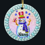 Snowman Bird Friend überarbeitet Keramik Ornament<br><div class="desc">Snowman Bird Friend revidierte cushion name schmuck, T - Shirt, Snowman Shirt, Bekleidung, Geschenke von ArtMuvz Illustration. Snowman T - Shirt zum Geburtstag und Weihnachten Geschenk.Um Ihren Namen zu personalisieren oder Text hinzuzufügen. Passen Sie dieses Schneemann-Ornament an, um es für Sie einzigartig zu machen oder als personalisiertes Geschenk zu geben...</div>
